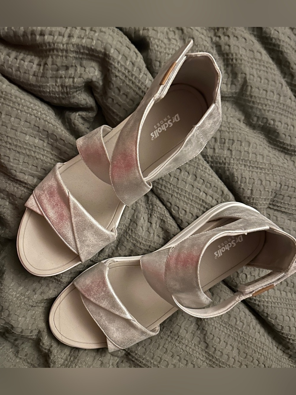 Silver NWOT Dr. Scholl’s Time Off Fun Wedge Sandals Size 11M